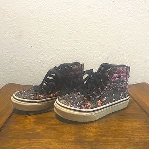 Girls Size US Kids 10.5 . Floral Design.Zipper heal enclosure. High top.